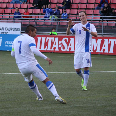 Mostagh Yaghoubi och Fredrik Lassas i U21-landslaget mot Färöarna, hösten 2015.