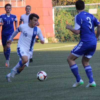 Simon Skrabb med U21-landslaget mot Färöarna 2015.