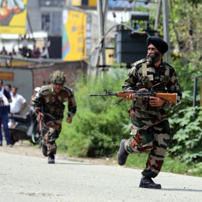 Indiska säkerhetsstyrkor under en väpnad attack i indiska Punjab.