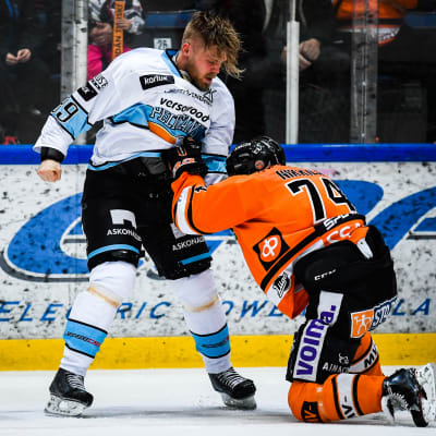 Antti Tyrväinen och Petteri Nikkilä slåss under Pelicans-HPK.