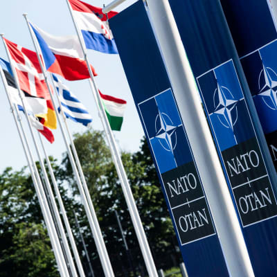Flaggor utanför Natohögkvarteret.