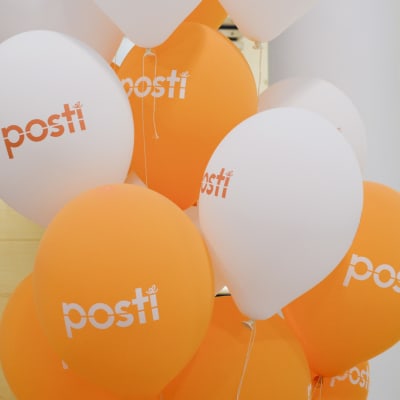 ballonger med postens logo i postens huvudkontor