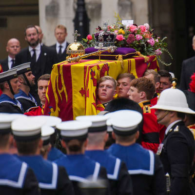 Kuningatar Elisabetin arkkua kannetaan saattueen keskellä.