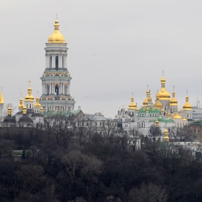 Grottklostret i Kiev med gyllene kupoler