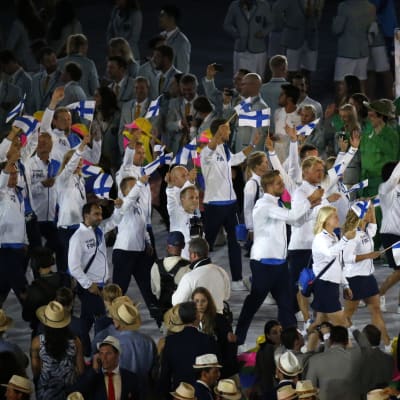 Suomen joukkue Rion olympialaisten avajaisissa.