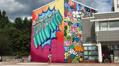 Vantaan Taidemuseon Artsin värikkäin graffitein päällystetty ulkoseinä.