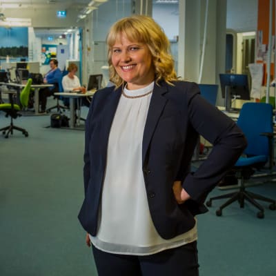Svenska Yles ansvariga chefredaktör Johanna Törn-Mangs står i Svenska Yles nyhetsredaktion. 