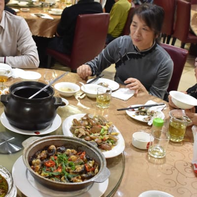Ett sällskap i Hongkong äter på restaurang. Som traditionen påbjuder har restaurangen laddat upp med enorma portioner - så stora att få gäster orkar äta upp all mat.
