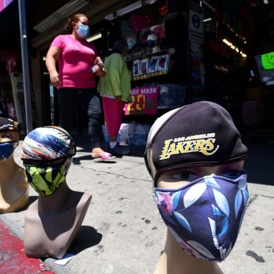 Ansiktsmasker till salu i Los Angeles, Kalifornien på onsdagen. Kalifornien är en av de delstater som drabbats värst av den senaste smittvågen i USA. 