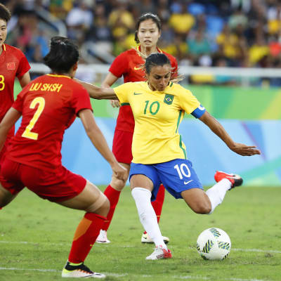 Marta leder landslaget som dess kapten.