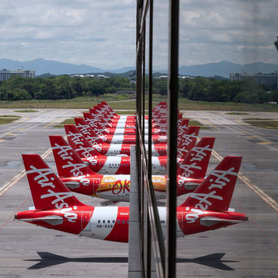 En rad fklygplan som står parkerade på flygplatsen i Kuala Lumpur
