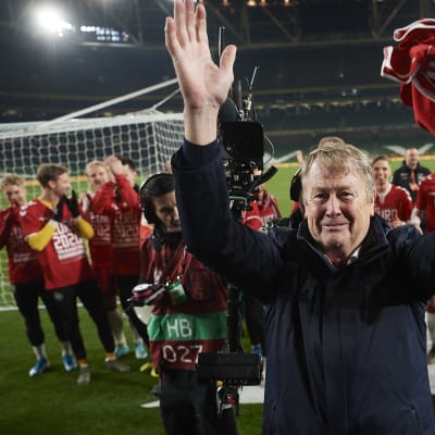 Åge Hareide tuulettaa Tanskan selviydyttyä jalkapallon EM-kisoihin 2020.