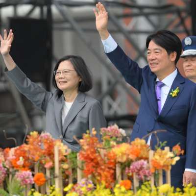Taiwans president Lai Ching-te vicepresident Hsiao Bi-khim och avgående presidenten Tsai Ing-wen står och vinkar.