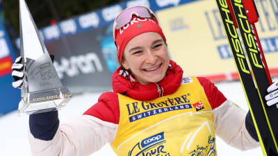 Natalia Neprjajeva firar segern i Tour de Ski 2022.