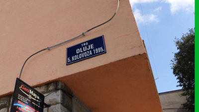 Gatunamnsskylt vid torget Oluje i staden Knin i Kroatien.