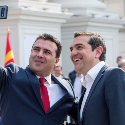 Zoran Zaev  tar en selfie med Alexis Tsipras i Skopje