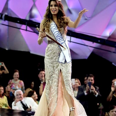 Miss Colombia, Ariadna Maria Gutierrez, firar på scenen
