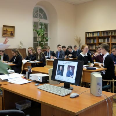 Årskurs tio i en skola i Sankt Petersburg får undervisning i rysk litteratur.