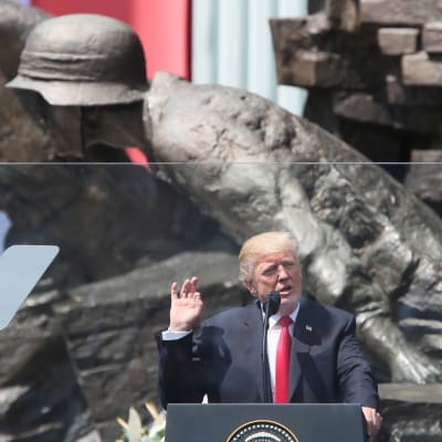 USA:s president Donald Trump talar vid Krasinski-platsen i Warszawa.