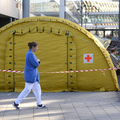 Ett gult tält har satts upp utanför Karolinska universitetssjukhuset i Solna för att ta emot coronapatienter.