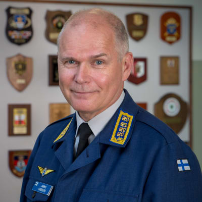 Porträttbild av försvarsmaktens före detta kommendör, general Jarmo Lindberg.