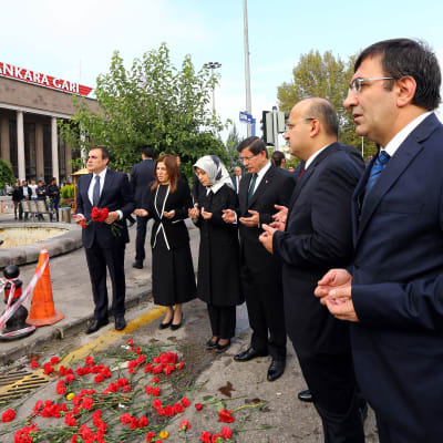 Ahmet Davutoğlu (tredje från höger) och hans hustru hedrar offer för bombdåd.