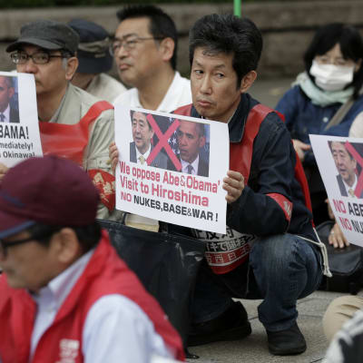 Protester inför Obamas besök i Hiroshima.
