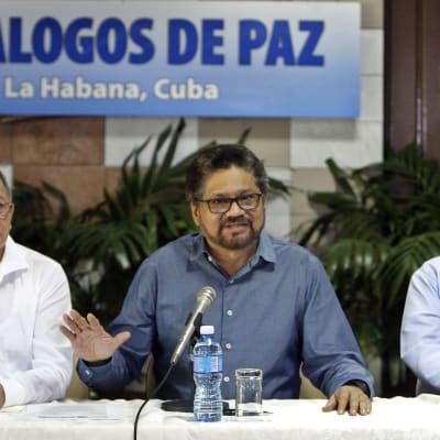 Representanter för Farc under fredssamtalen i Kuba i februari 2016. Farcdelegationens ledare Luciano Marin i mitten.