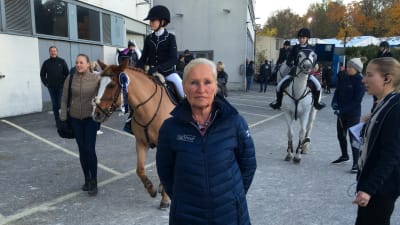 Kristiina 'Jepa' Idman framför två hästar med ryttare.