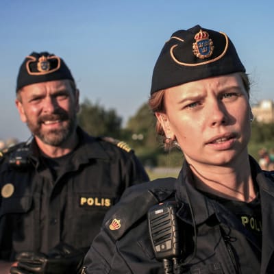 Två poliser från tv-serien Tunna blå linjen.
