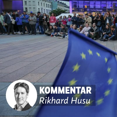 Kommentar av Rikhard Husu. På bilden, personer i Bryssel som väntar på valresultatet. 