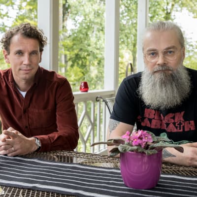 Juha Itkonen ja Mokoma-yhtyeen Marko Annala istuvat terassipöydän ääressä. 