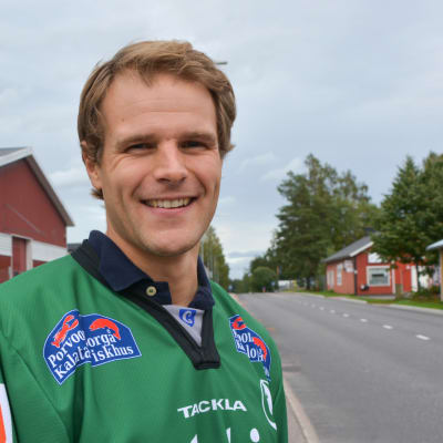 rolf larsson i grön spelskjorta på gata 