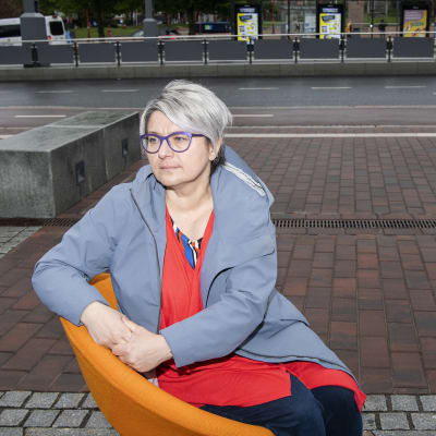 Opettaja Victoria Kaleva poseeraa Tampereella.