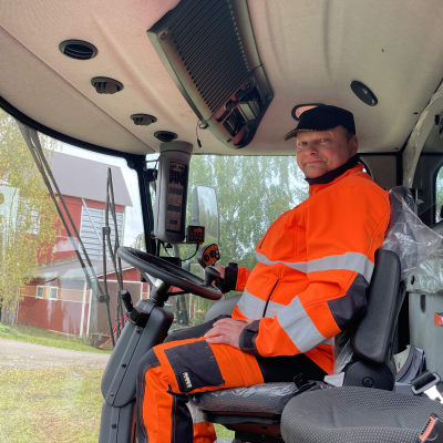 Tuusniemeläisellä maanviljelijällä Jarkko Toivasella on puintityöt vielä kesken.   