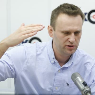 Aleksej Navalnyj gestikulerar under ett framträdande i radio.