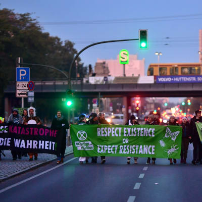 Klimataktivister protesterar genom att blockera en gata i Berlin.