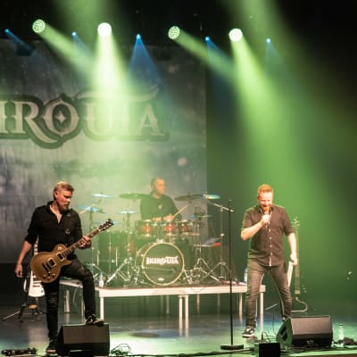 Ikirouta-yhtye esiintymislavalla.