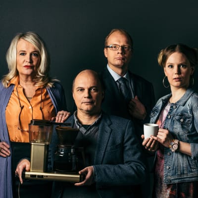 Radioteatteri esittää: Töissä täällä. Kuvassa Vipe (Miitta Sorvali), Pertsa (Jari Salmi, Pomo (Ville Myllyrinne) ja Ansku (Pia Andersson)