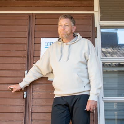 Stefan Holmström håller i dörrhandtaget vid Loviisan sanomats ingång.