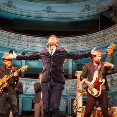 Bo Kaspers orkester. Bo längst fram med utsträckta armar.