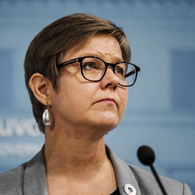 Uusi sisäministeri Krista Mikkonen kommentoi opposition välikysymystä tiedotustilaisuudessa