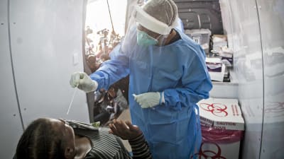 Sjukskötare i Johannesburg i Sydafrika utför provtagning för coronavirus.