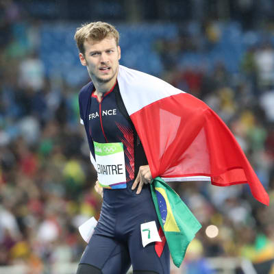 Sprinterstjärnan Christophe Lemaitre med en fransk flagga runt sig.