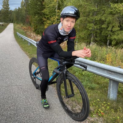 Triathlonisti Juuso Honkanen kilpapyörän päällä.