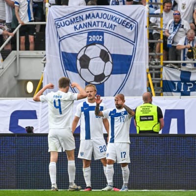 Finska spelare jublar mot Slovenien.