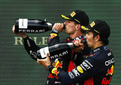 Max Verstappen och Sergio Perez firar pallplatserna.
