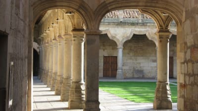 Salamancan yliopiston sisäpihaa reunustava pylväikkö ja pihanurmea.