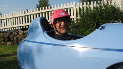 Olof Jern trivs med att cykla även långa sträckor med sin velomobil, man sitter bekvämt i sittbrunnen och håller enkelt en snittfart på 30 km/h.