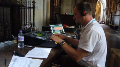 Yles ljudplanerare Mikael Andersén vid inspelningen av en nordisk gudstjänst i samband med OS i London 2012.